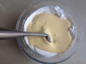 将拌好的蛋糕糊再倒回蛋白霜里