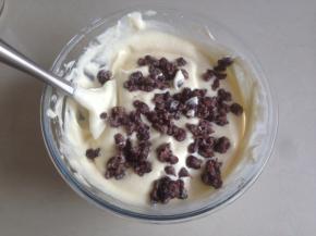 用同样的手法拌均匀，不可划圈翻拌哟。将裹过面粉的蜜豆倒入，拌两下均匀即可