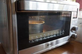 放入已经提前预热到上火120度，下火140度的烤箱中下层，烘烤50分钟左右（各家烤箱脾气不同，温度仅供参考）。烘烤结束，将蛋糕取出，立即在桌面上震出热气，倒扣晾凉再脱模