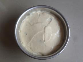 离6寸活底不粘模具20CM的高度，蛋糕糊缓缓倒入，在桌面上震几下，将里面的气泡震出