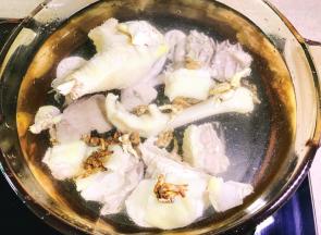 鸡块和手掌参一起放入汤煲中，加入足量的清水。