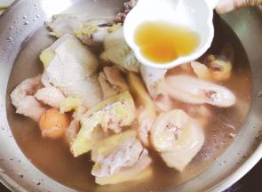 锅里加入足量的清水放入鸡块和料酒。