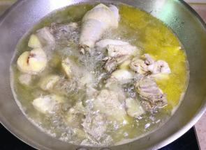 敞盖大火烧开后继续煮2-3分钟。