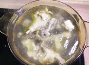 大火烧开，若是有浮沫就用勺子撇掉。