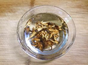 干手掌参用清水浸泡半小时左右，用刀刮掉根部泥沙。