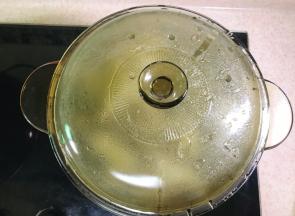 关小火慢慢炖2-3小时左右。