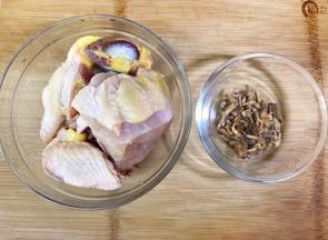 准备主要食材。（鸡斩成稍大一些的块）