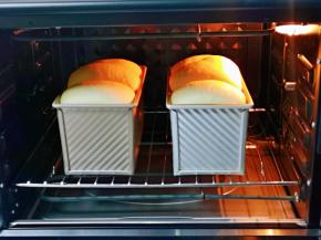 烤网入烤箱下层，上下管155度烤45分钟，注意观察上色情况，大约烤了10分钟时我就加盖了锡纸。（具体温度及时间根据自家烤箱性能另定）