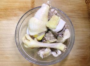 捞出用温水冲洗干净表面的浮沫。