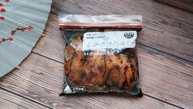 所有调料混合好，放入鸡翅腌过夜