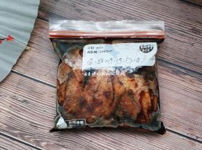 所有调料混合好，放入鸡翅腌过夜