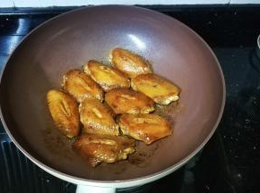 慢火！慢火！慢火！先煎一面金黄