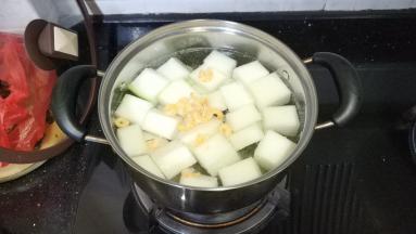冬瓜切粒，水开后放入冬瓜虾皮