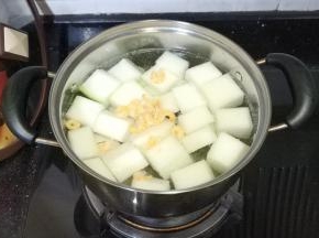 冬瓜切粒，水开后放入冬瓜虾皮