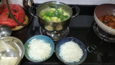 米粉用热水泡软放入碗里