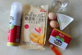 食材（9杯）：金龙鱼蛋糕粉100克、黄油100克、牛奶20克、白砂糖40克、泡打粉1/2勺（2.5ml）、鸡蛋2个(约80克)。装饰食材：喷射奶油