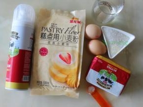 食材（9杯）：金龙鱼蛋糕粉100克、黄油100克、牛奶20克、白砂糖40克、泡打粉1/2勺（2.5ml）、鸡蛋2个(约80克)。装饰食材：喷射奶油