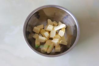 黄油切小块，在室温下软化；