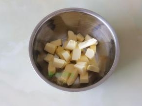 黄油切小块，在室温下软化；