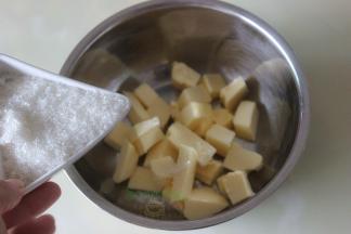 软化的黄油加白砂糖，用电动打蛋器打发至体积蓬松，颜色变淡。