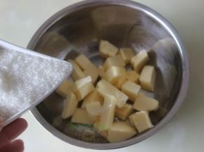 软化的黄油加白砂糖，用电动打蛋器打发至体积蓬松，颜色变淡。