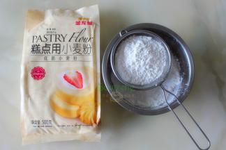 金龙鱼烘焙低筋粉和泡打粉混合，过筛；