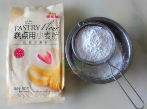 金龙鱼烘焙低筋粉和泡打粉混合，过筛；