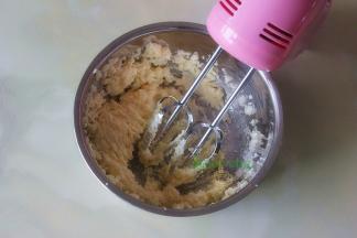 接着倒入三分之一的鸡蛋，用打蛋器打至黄油和鸡蛋完全融合，接着倒入第二次、第三次，每次都要让鸡蛋和黄油融合才能进行下一次加入鸡蛋。