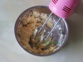 接着倒入三分之一的鸡蛋，用打蛋器打至黄油和鸡蛋完全融合，接着倒入第二次、第三次，每次都要让鸡蛋和黄油融合才能进行下一次加入鸡蛋。