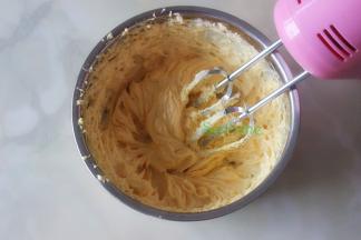 如何判别黄油是否打发好：呈现蓬松、顺滑，鸡蛋和黄油不分离，是黏在一起的。