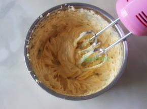 如何判别黄油是否打发好：呈现蓬松、顺滑，鸡蛋和黄油不分离，是黏在一起的。
