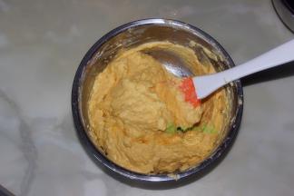 加入牛奶、过筛好的面粉和泡打粉，用硅胶刮刀翻拌均匀，上下左右翻，不要画圈圈，不要过度搅拌。混合好的蛋糕面糊，无颗粒状，顺滑。