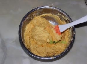 加入牛奶、过筛好的面粉和泡打粉，用硅胶刮刀翻拌均匀，上下左右翻，不要画圈圈，不要过度搅拌。混合好的蛋糕面糊，无颗粒状，顺滑。