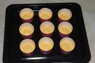 把面糊倒入杯子里，六成满即可，装好面糊的杯子放入烤盘。