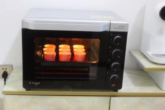 烤箱预热，175度，20分钟。每个烤箱和纸杯大小不同，时间和温度略有差异。