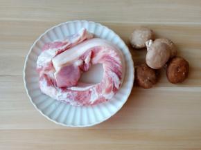 准备五花肉，香菇。