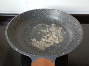 锅里加一点油加冰糖。