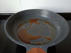 全程开小火熬制糖色。