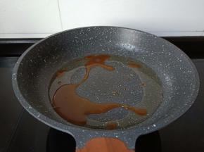 全程开小火熬制糖色。