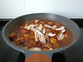 加入香菇与适量清水，大火烧开中小火慢慢炖。