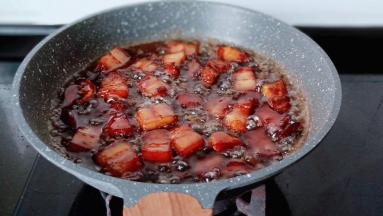 炖煮到五花肉软烂即可。