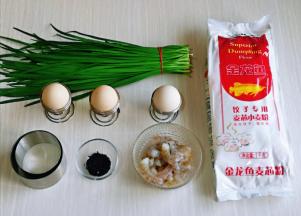 准备食材，鲜虾提前剥好虾仁。