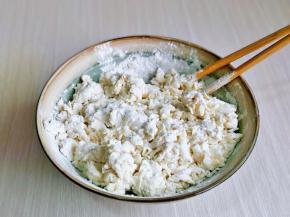 分次加入纯净水，用筷子搅拌成絮状，这里虽然给出了水量，但是还需要根据实际情况来调整，因为不同品牌的面粉吸水性不同。