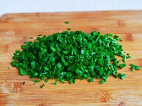 韭菜洗干净切碎。