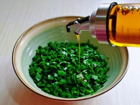 切好的韭菜放入大口器具中，立刻加入食用油拌均匀，这样韭菜不会出水呦～放旁边备用。