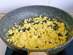 鸡蛋打散，煎熟，盛出。