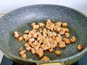 腌制好的虾仁，倒入平底锅中，炒至变色盛出。