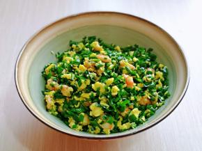 将炒好的鸡蛋，虾仁与韭菜混合，按个人口味调味，搅拌均匀。这样虾仁韭菜鸡蛋馅就做好啦。