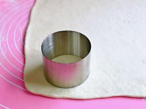 再用模具压出圆形来，如果没有模具可以根据个人喜欢来做，将面团分割成小面团，直接用擀面杖擀也是可以的。