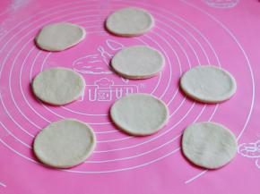 压好的饺子皮，如果觉得厚的话，还可以用擀面杖再擀几下。